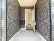 【玄関】家の顔となる玄関は、高いデザイン性が求められます。高級感と断熱性、防犯性に優れた玄関ドアを標準装備。ピッキング対策のセキュリティサムターン等、防犯に考慮しました。