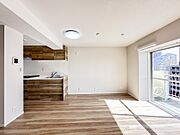 シンプルなデザインの家は風情がある。住む人のこだわりを感じる。外観も内装もいたってシンプル。居心地がよく、家事や趣味、子育てなどにも集中できる。家も人間も熟成するほどシンプルになっていくよう…