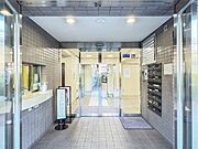 【エントランス】エントランスは、マンションの「顔」印象を左右する大事な空間です。居住者の帰り、訪れる方を優しく迎えてくれます。