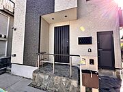 【玄関】玄関はおうちの顔と言われます。玄関アプローチは、外観デザインの印象を左右します。ご家族の個性を出しながら、素敵な玄関でお客様をお迎えしてください。