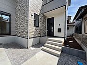 【玄関】玄関へ向かうまでのアプローチに漂う上質が期待感をもたせます。玄関は建物の顔。落着きを醸し出した自己主張が心に訴えてきます。