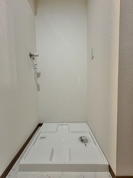 【ランドリースペース】毎日使う洗濯機。しっかりと奥行きのある置き場が確保されています。