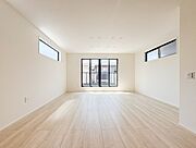 【リビング】  整然とした空間演出、快適な理想の暮らしの実現は家のみの拘りではなく、そこで暮らす方々にとって素敵な環境であることも挙げられると思います。四季折々の変化が奏でる鼓動を楽しんで下…