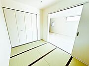 【寝室】充実した生活は伸びやかな居室空間から始まります。快適に・伸びやかに。心の潤いを求める方々へ。
