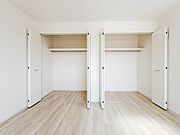 【WIC（ウォークインクローゼット）】  たくさんの洋服をかけてもシワになりにくいウォークインクローゼット。洋服以外にも、普段使わない家電やスーツケース、ストック品など何でも片付く嬉しい空間…