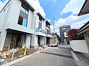 家の前は美しい通りになっていますが、クルマが比較的少なく。家のまわりで遊ぶお子さまも安心です。