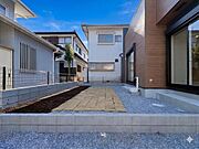 【庭】お庭があることで開放感が違います。建物の内部に光や風などを採り入れやすくなり住居環境がより良好になります。また多目的にご利用できます。＊CG加工により晴天にしています。