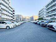【駐車場】毎日の生活にマイカーが必須という方は、購入を検討する際、駐車場があることは大事な条件です。毎日の通勤や家族の送迎、買い物やお出かけなどクルマのある暮らしを満喫したい方は要チェック。…