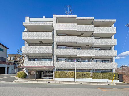 【外観】1991年築のRC造5階建て、総戸数27戸という落ち着いた規模感のレジデンスであり、オートロックやエレベーターなど基本設備も完備。新耐震基準に適合しており、資産価値の維持が期待できる…