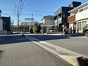 【前面道路9ｍ】家の前をまっすぐの通りが走っている。クルマは少なく、人々は毎朝、ウォーキング、ジョギング、犬の散歩など、フリーな朝時間を過ごしている。