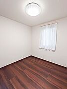 【リビング以外の居室】独立性を高めたお部屋。たっぷりの収納も配備しており、片付いた空間を現実出来そう。陽光も降り注ぐ明るく開放的な空間が魅力的。
