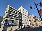 【玄関】玄関はおうちの顔と言われます。玄関アプローチは、外観デザインの印象を左右します。ご家族の個性を出しながら、素敵な玄関でお客様をお迎えしてください。