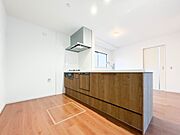 【キッチン】ナチュラルな自然光の中での調理。会話が弾む対面型キッチン。お洒落な食器類を余裕で収納できるスペース。動きやすい女性目線のキッチン動線。これからはお料理をつくる時間が劇的に変わりま…