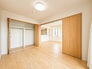 【洋室6帖】充実した生活は伸びやかな居室空間から始まります。快適に・伸びやかに。心の潤いを求める方々へ。