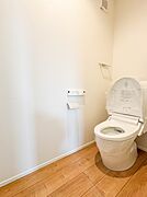【トイレ】いつも清潔なスペースであってほしいのが毎日使うトイレです。掃除がしやすいのはもちろん、落ち着けるスペースとして機能することも大切です。