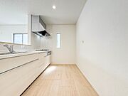 3号棟【キッチン】リビングにいるお子様と会話をしながら家事ができるカウンターキッチン