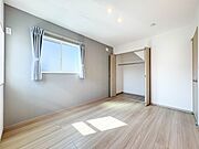 【居室6帖】独立性を高めたお部屋。陽光も降り注ぐ明るく開放的な空間が魅力的。
