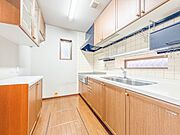 【キッチン】ナチュラルな自然光の中での調理。会話が弾む対面型キッチン。お洒落な食器類を余裕で収納できるスペース。動きやすい女性目線のキッチン動線。これからはお料理をつくる時間が劇的に変わりま…