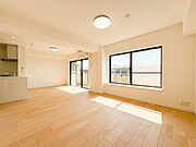 【LDK20帖】シンプルなデザインの家は風情がある。住む人のこだわりを感じる。外観も内装もいたってシンプル。居心地がよく、家事や趣味、子育てなどにも集中できる。家も人間も熟成するほどシンプル…
