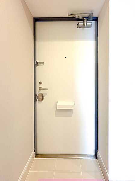 【玄関】 玄関はおうちの顔と言われます。収納力豊富なシューズボックスでスッキリとした素敵な玄関でお客様をお迎えしてください。