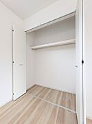 【CL(クローゼット）】  壁面クローゼットのメリットは、衣類が横一列に並ぶためひと目で洋服が選びやすいこと。衣類をたくさんお持ちの方も、限られたスペース内に無理なく収納することができます。…