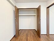 【6帖居室の収納】各部屋を最大限に広く使って頂ける様、全居住スペースに収納付。プライベートルームはゆったりと快適に。