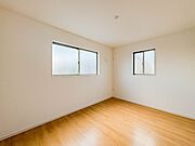【子供部屋6帖】お子様のお部屋にぴったりなクロークを備えたフローリング仕様の洋室です。