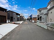 【前面道路】家の前をまっすぐの通りが走っている。クルマは少なく、人々は毎朝、ウォーキング、ジョギング、犬の散歩など、フリーな朝時間を過ごしている。