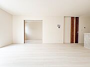 【LDK17帖】リビングにいるお子様と会話をしながら家事ができるカウンターキッチン。いま手があいているか、忙しそうなのか相手の様子を伺いながらコミュニケーションをとる訓練にもなります。