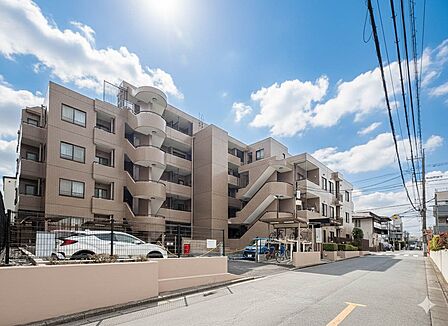 【前面道路】家の前をまっすぐの通りが走っている。クルマは少なく、人々は毎朝、ウォーキング、ジョギング、犬の散歩など、フリーな朝時間を過ごしている。※CG加工にて晴れにしてます。