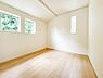 子供部屋：1号棟【子供部屋5帖】お子様のお部屋にぴったりなクロークを備えたフローリング仕様の洋室です。