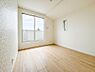 洋室：1号棟【洋室5帖】柔らかな陽光とフローリングの色味が調和した快適な空間。