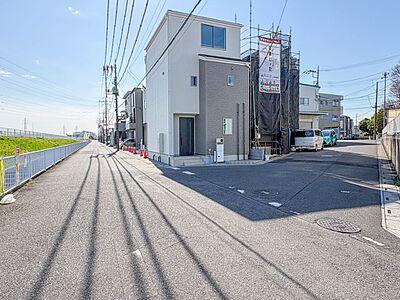 外観：【前面道路】陽当りや通風性など各所に施された工夫で住みやすさを実現。部屋の大きさや周辺環境・街並など、資料には掲載していない情報が現地にはたくさんございます。是非ご確認下さい。