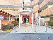 【エントランス】その住居の第一印象となるのがエントランスホールです。訪問されたお客さまをやさしくお迎えします。エントランスホールは、いわば住居の顔です。