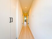 【玄関】玄関はおうちの顔と言われます。玄関アプローチは、外観デザインの印象を左右します。ご家族の個性を出しながら、素敵な玄関でお客様をお迎えしてください。
