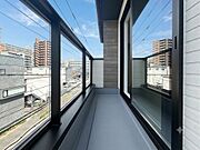 【バルコニー】澄み切った青空と、心地良い風を感じるバルコニー。