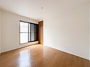 【子供部屋6帖】お子様のお部屋にぴったりなクロークを備えたフローリング仕様の洋室です。