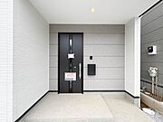 2号棟【玄関】家の顔となる玄関は、高いデザイン性が求められます。高級感と断熱性、防犯性に優れた玄関ドアを標準装備。ピッキング対策のセキュリティサムターン等、防犯に考慮しました。