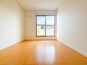 【子供部屋5.25帖】お子様のお部屋にぴったりなクロークを備えたフローリング仕様の洋室です。