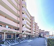 【駐輪場】駐輪場があると自転車を自由に出し入れ出来るので便利。屋根付きで雨にさらされる心配もありません。