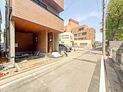 1号棟【前面道路4M】家の前をまっすぐの通りが走っている。クルマは少なく、人々は毎朝、ウォーキング、ジョギング、犬の散歩など、フリーな朝時間を過ごしている。