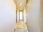 【玄関】玄関はおうちの顔と言われます。玄関アプローチは、外観デザインの印象を左右します。ご家族の個性を出しながら、素敵な玄関でお客様をお迎えしてください。