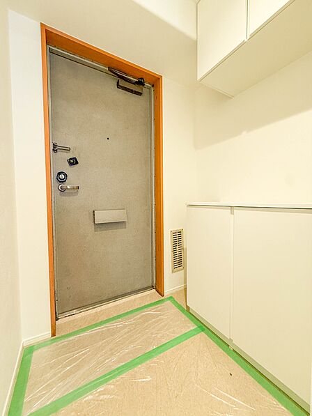 【玄関】  玄関はおうちの顔と言われます。収納力豊富なシューズボックスでスッキリとした素敵な玄関でお客様をお迎えしてください。