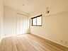 子供部屋：【子供部屋】たっぷりの収納も配備、片付いた空間。陽光も明るく開放的な空間が魅力的