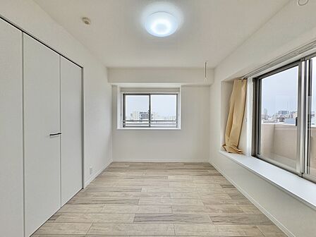 独立性を高めたお部屋。たっぷりの収納も配備しており、片付いた空間を実現出来そう。陽光も降り注ぐ明るく開放的な空間が魅力的。
