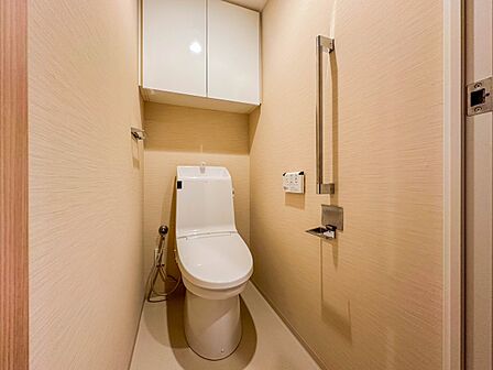 【Toilet-トイレ-】いつも清潔なスペースであってほしいのが毎日使うトイレです。掃除がしやすいのはもちろん、落ち着けるスペースとして機能することも大切です。