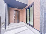 2号棟【玄関】家の顔となる玄関は、高いデザイン性が求められます。高級感と断熱性、防犯性に優れた玄関ドアを標準装備。ピッキング対策のセキュリティサムターン等、防犯に考慮しました。