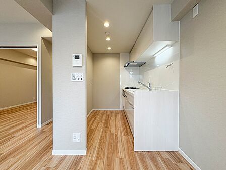 【キッチン】ナチュラルな自然光の中での調理。会話が弾む対面型キッチン。お洒落な食器類を余裕で収納できるスペース。動きやすい女性目線のキッチン動線。これからはお料理をつくる時間が劇的に変わりま…