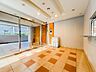 エントランス：【エントランス】 そのマンションの第一印象となるのがエントランスです。訪問されたお客さまをやさしくお迎えします。エントランスホールは、いわばマンションの顔です。