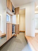 【玄関】玄関はおうちの顔と言われます。玄関アプローチは、外観デザインの印象を左右します。ご家族の個性を出しながら、素敵な玄関でお客様をお迎えしてください。